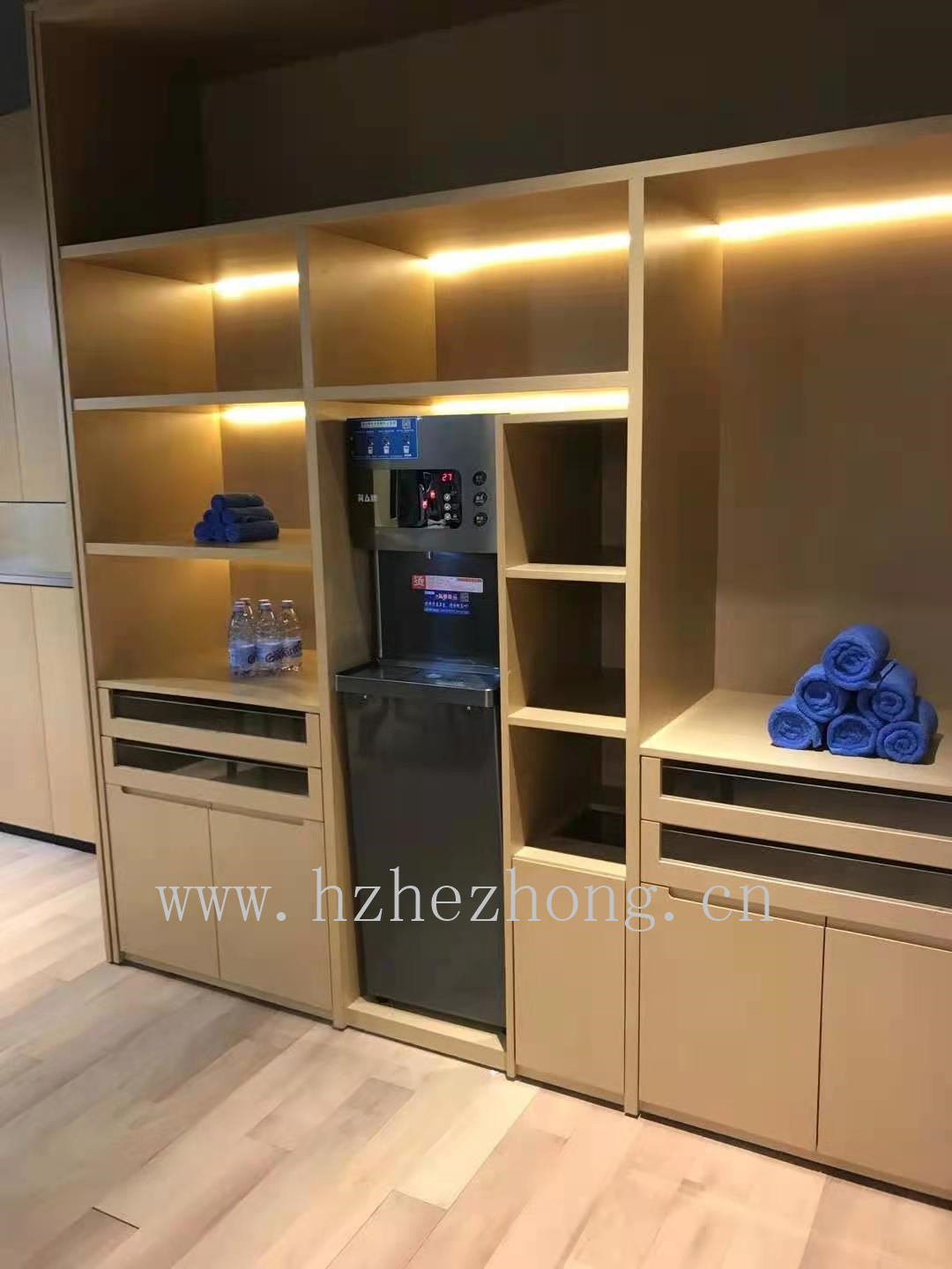 深圳国际会展中心皇冠假日酒店使用贺众牌饮水机